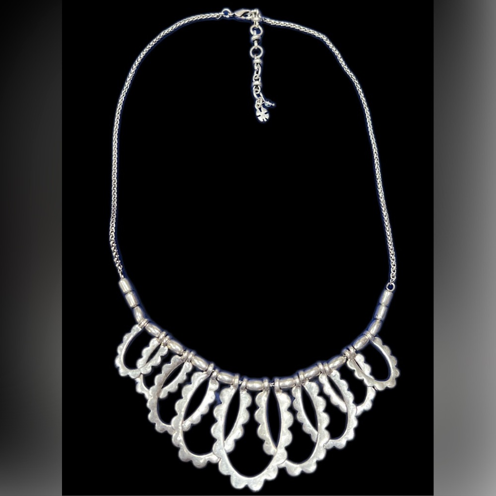 Lucky Brand silver  tone  scalloped collar pendant necklace  18"